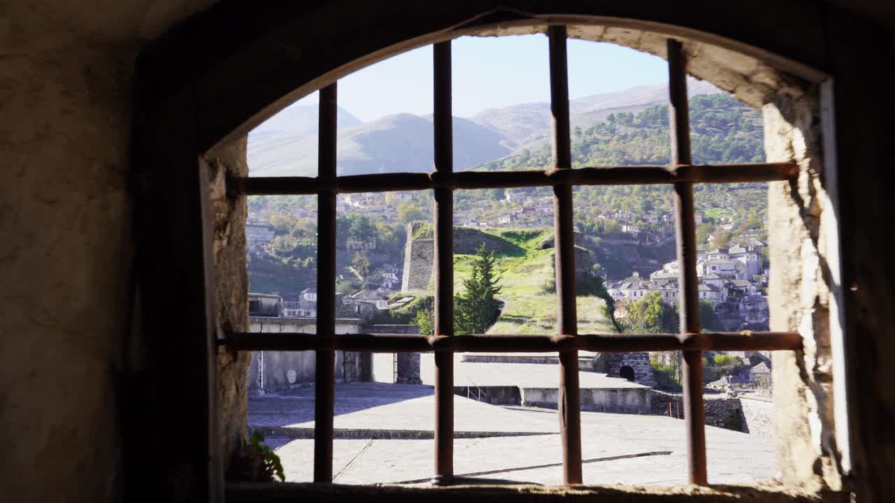 철창으로 닫힌 창을 향해 총을 쏘고 지하 감옥이 있는 중세 성 내부의 감옥