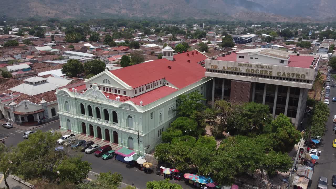 Ilmakuva: Kansallisteatteri ja oikeusrakennus Santa Anassa, El Salvadorissa