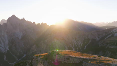 太阳照亮的南提罗尔特雷西姆山脉空中景观揭示极端的山地顶峰