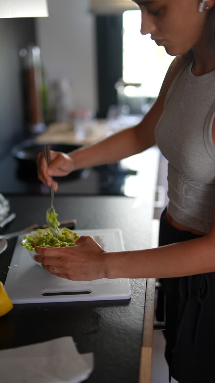 Donna che prepara il guacamole in cucina