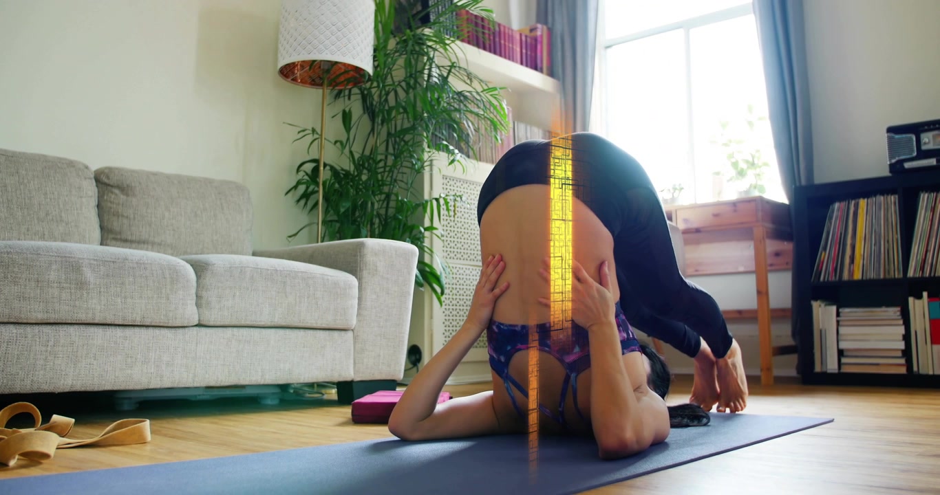 Praticante de yoga colocando os antebraços no tapete e fluindo entre a postura da vela e a postura do arado para fitness.