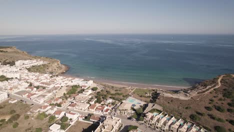 Luftblick-Auf-Den-Atlantik-Von-Einem-Kleinen-Fischerdorf-Praia-Do-Burgau,-Budens-Algarve-Portugal