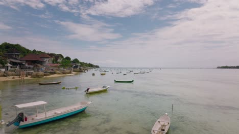 Nusa-Ceningan-Con-Barcos-Anclados-En-Aguas-Poco-Profundas,-Destino-Turístico,-Antena