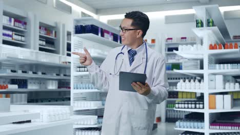 farmacêutico numa farmácia moderna