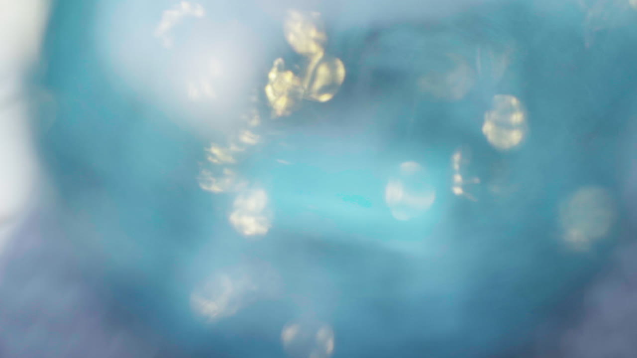 초점이 맞지 않는 파란색 구