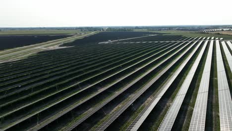 planta de base de paneles solares fotovoltaicos de energía renovable verde en el campo para el suministro de energía a la ciudad inteligente futurista