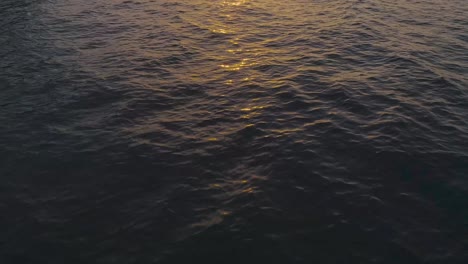 reflexiones del océano en la hora dorada del atardecer