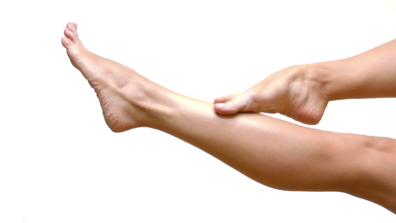 Gambe femminili a piedi nudi con pelle liscia su sfondo bianco