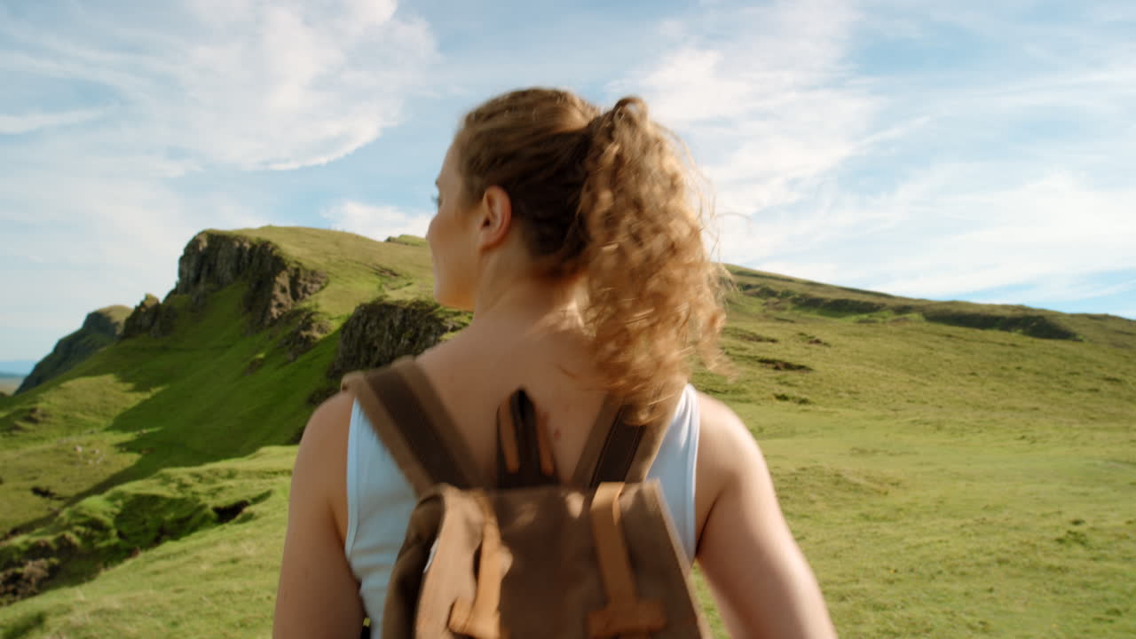 mujer haciendo senderismo en las tierras altas escocesas