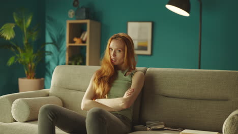 mujer posando cámara en casa