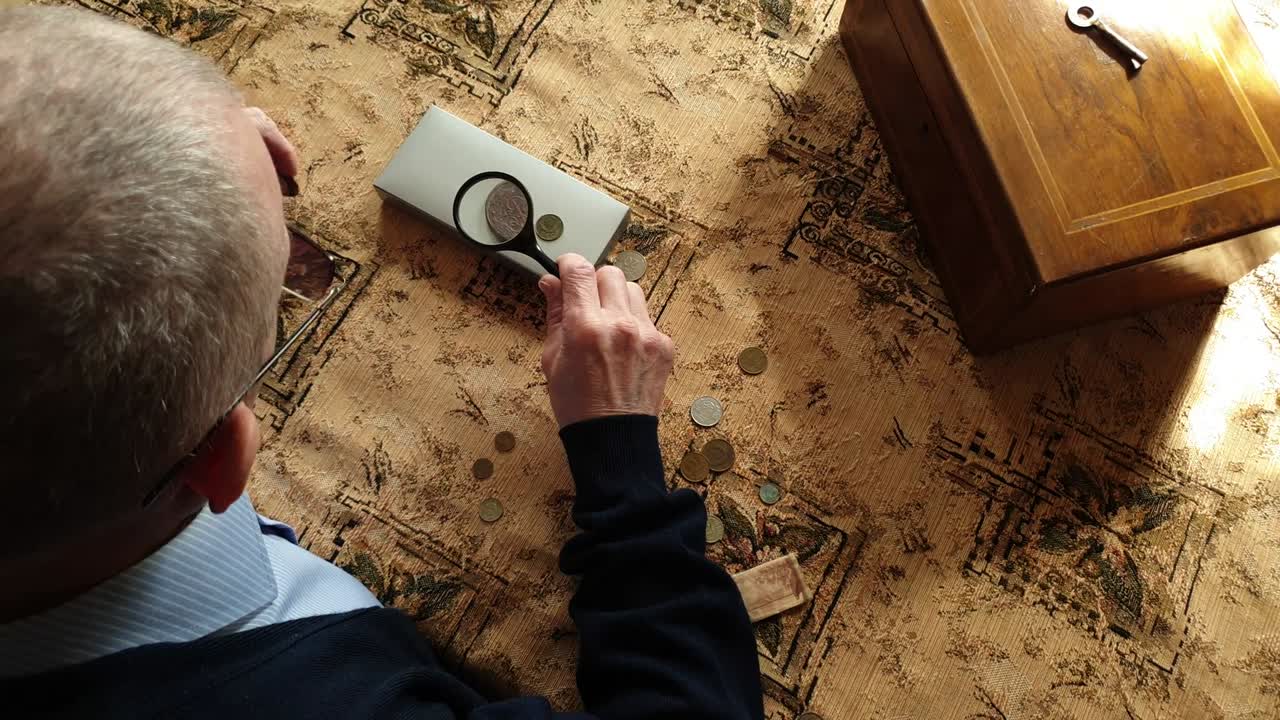 동전 평가자, 동전 수집가, 고대 동전을 고려하는 사람.