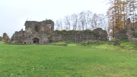 ruinas del castillo de la orden de livonia en ergeme durante el otoño.