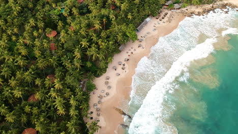 drone aéreo de la playa de mirissa en la hora dorada del atardecer