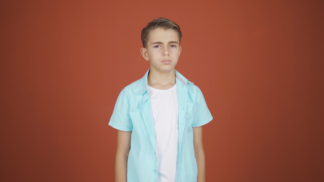 피곤해 보이는 소년.