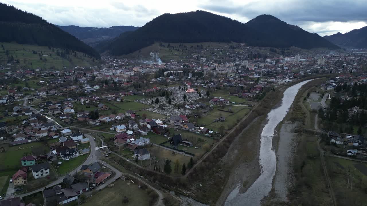 Ripresa aerea in allontanamento dalla pittoresca città di montagna di Campulung Moldovnesc in Romania.