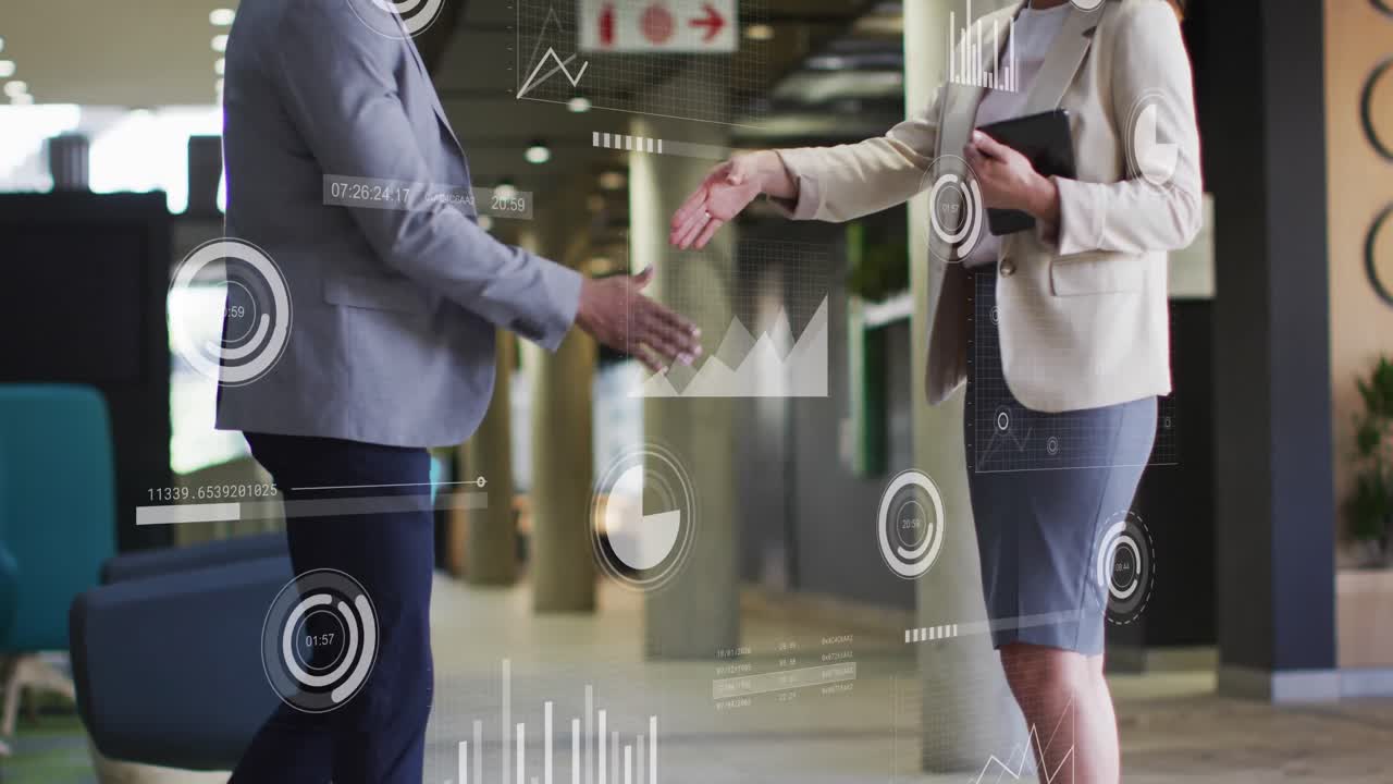 Animazione di più grafici, barre di caricamento e cerchi, diversi imprenditori che si stringono la mano