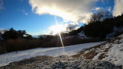 Wolken-Wehen-über-Die-Schneebedeckten-Berggipfel,-Während-Schatten-über-Die-Landschaft-Ziehen---Zeitraffer