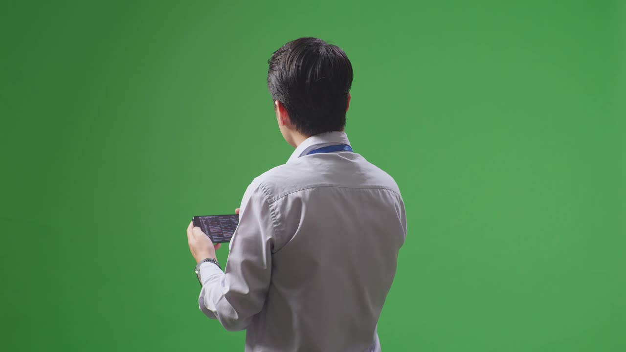 스마트폰을 보는 사업가