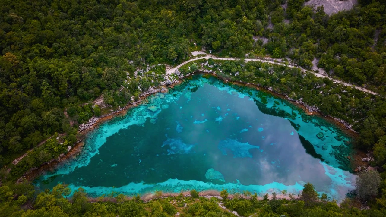 Lago di Cornino in Italia. Riserva naturale incontaminata attorno all'unico lago alpino blu, vista aerea panoramica.