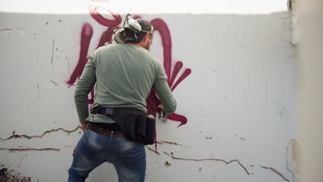 artista de graffiti pintando con spray de aerosol 4k