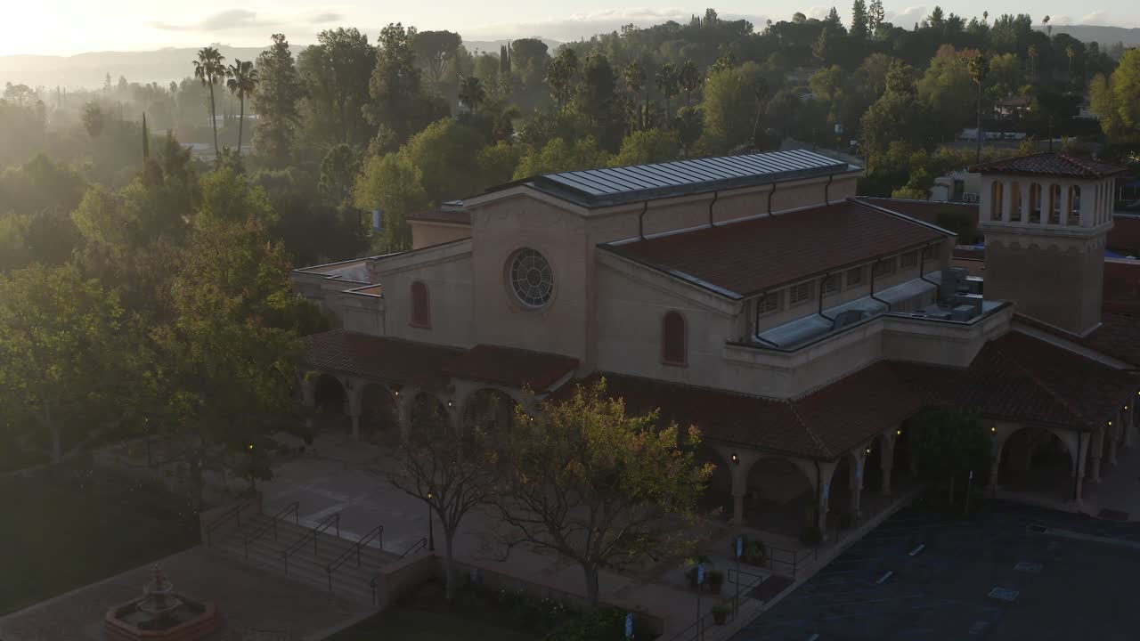 아름다운 성당의 화려한 골든 아워 드론