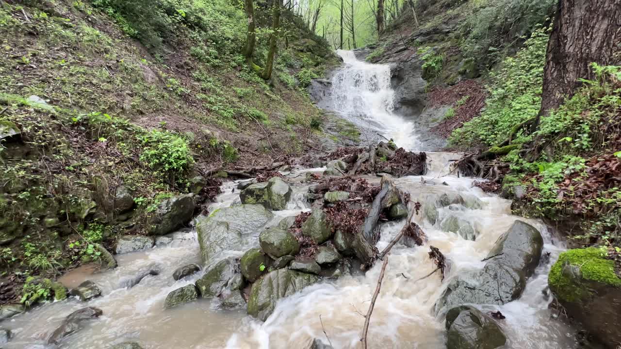 hermosa naturaleza río flujo de agua de la cascada después de fuertes lluvias en las tierras altas de irán bosque del norte en gilan viaje de aventura amor medio ambiente actividad turística y viajes sostenibles en el campo local