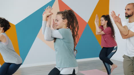 clase de yoga en curso