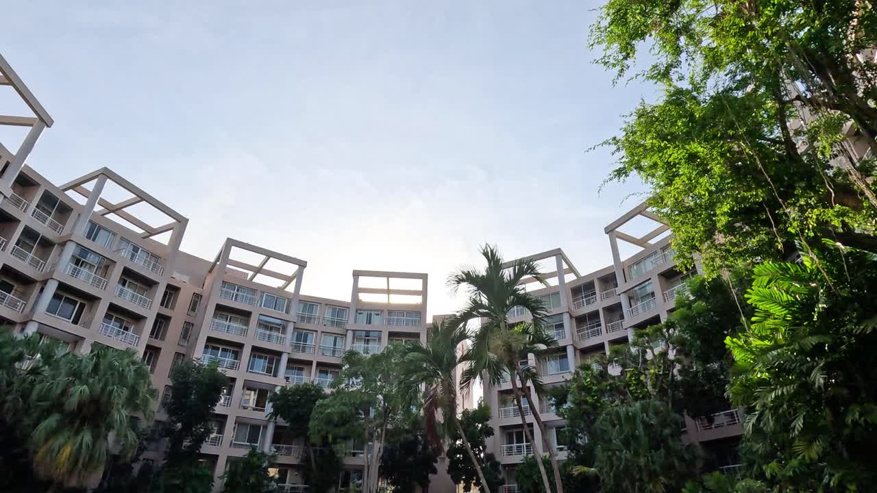 현대 아파트 단지 위에 있는 빛의 타임스