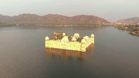 Palacio-Jal-Mahal-En-Medio-Del-Lago-Man-Sagar-En-La-Ciudad-De-Jaipur---Antena