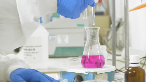 químico científico farmacéutico haciendo una prueba en el laboratorio