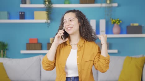 mujer joven recibiendo el evangelio por teléfono.