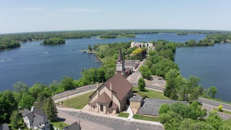 Toma-Panorámica-Aérea-De-Una-Iglesia-Luterana-En-El-Lago-En-El-Centro-De-La-Ciudad,-Minnesota