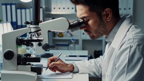 científico trabajando con un microscopio en un laboratorio