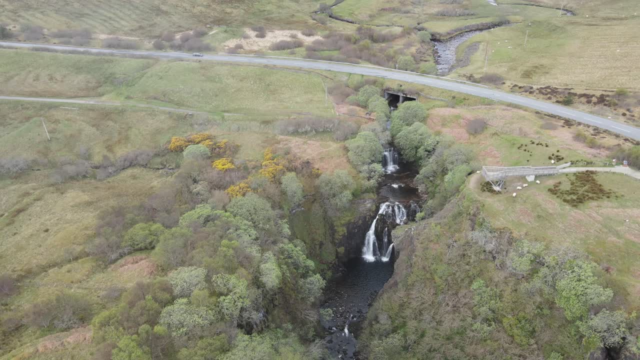 sobrevuelo aéreo de aviones no tripulados de la fascinante cascada de lealt