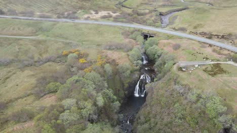 Luftdrohnenüberflug-Des-Faszinierenden-Lealt-Wasserfalls