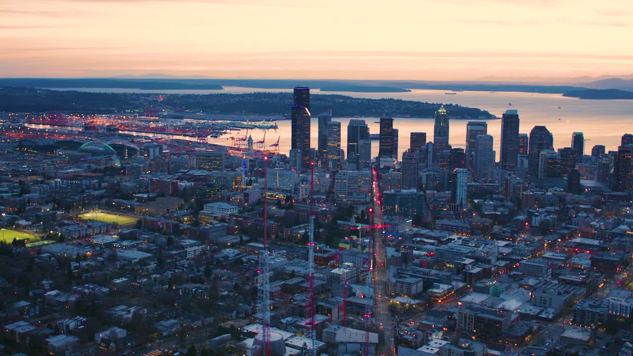 시애틀 공중 헬리터 뷰: 캐피톨 힐의 통신 안테나를 지나 날아다니며 파인 스트리트를 내려다보는 서쪽 스카이 라인 아키텍처 섬, 해가 지는 푸게트 사운드, 웅장한 영화 풍경
