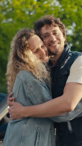 una pareja enamorada abrazándose.