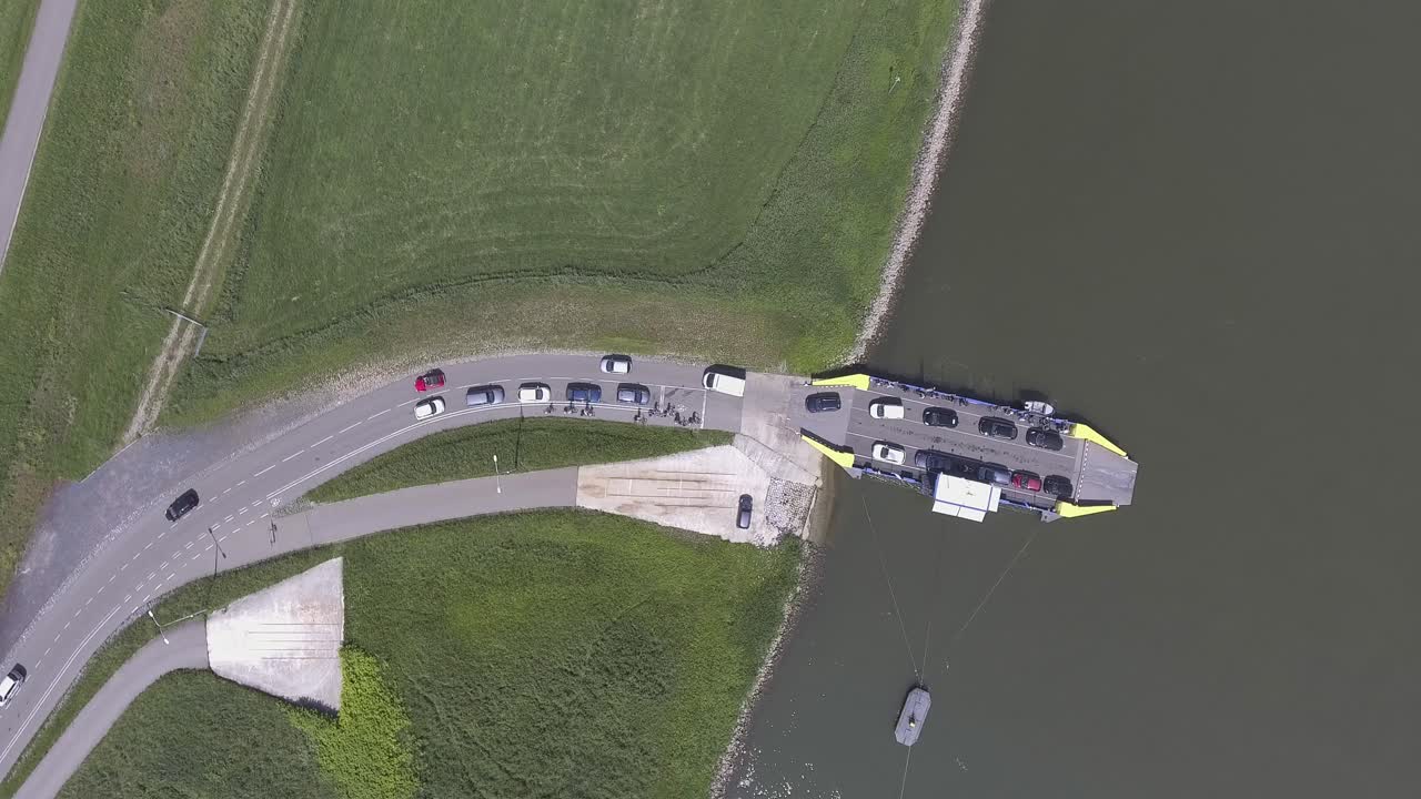 페리의 탑다운 드론 샷, 강에서 육지로 사람들을 태우고 네덜란드에서 패닝 다운