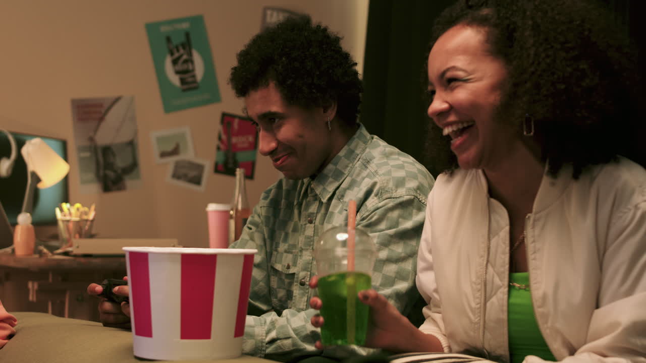 joven jugando a videojuegos en casa
