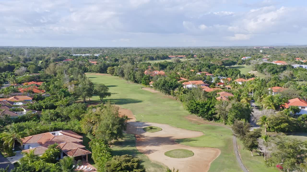 도미니카 공화국 후안 돌리오의 메트로 컨트리 클럽 상공을 비행하는 드론