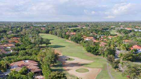 Drone-Volando-Sobre-Metro-Country-Club-En-Juan-Dolio-En-República-Dominicana