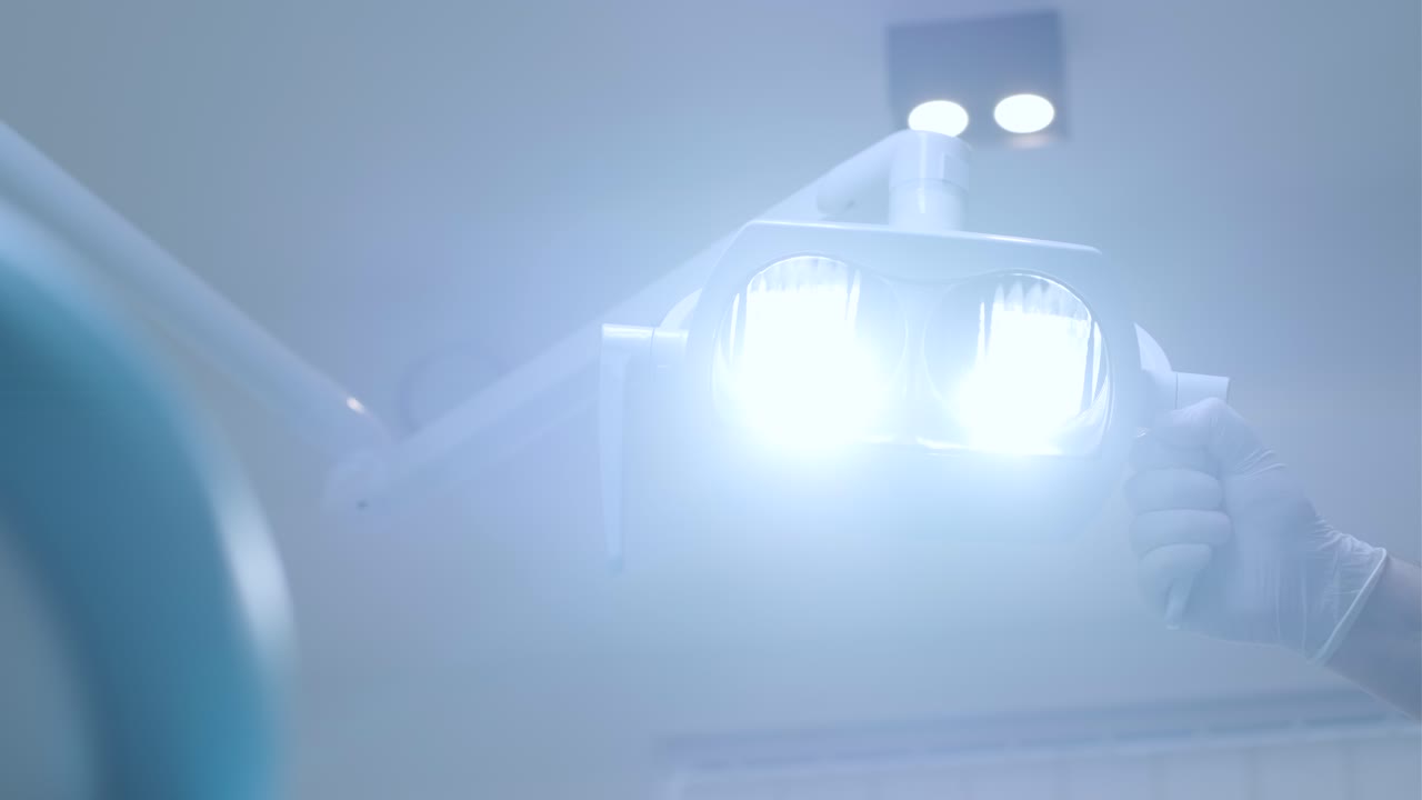 치과 클리닉 내부의  램프를 켜 색 배경에 치과 사무실 건강 관리 및 의약품. 치과의 클리닉에서 밝은 빛