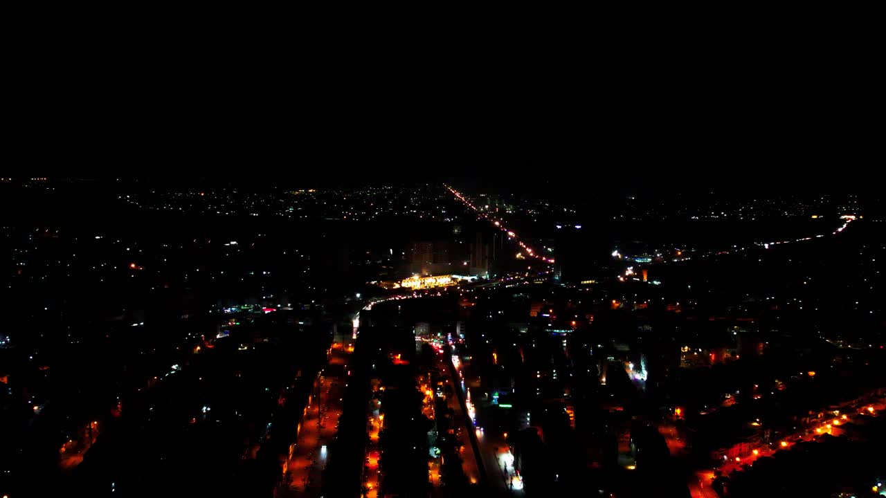paisaje urbano nocturno con calles iluminadas desde arriba