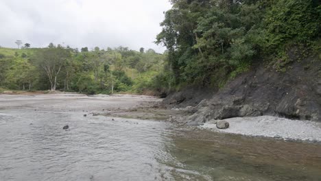 Costa-Rocosa-De-Playa-La-Vaca,-Una-Exuberante-Playa-Tropical-Cerca-De-La-Ciudad-Costera-De-Quepos,-Costa-Rica