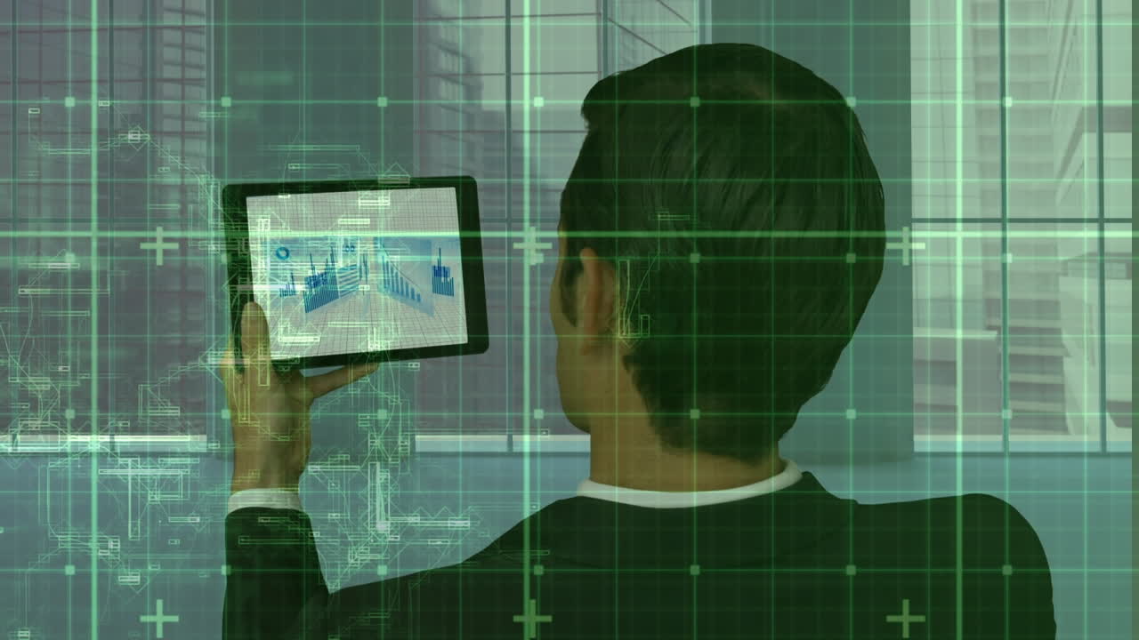 animación del procesamiento de datos sobre un hombre de negocios que usa una tableta