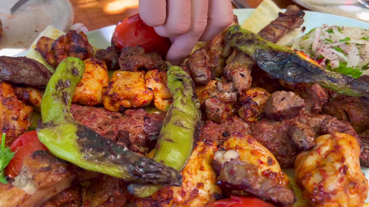 plato de carne grande turco tradicional parrilla mixta con verduras y pan pide ekmek fresco en pavo de bodrum, auténtica comida sabrosa, tiro de 4k