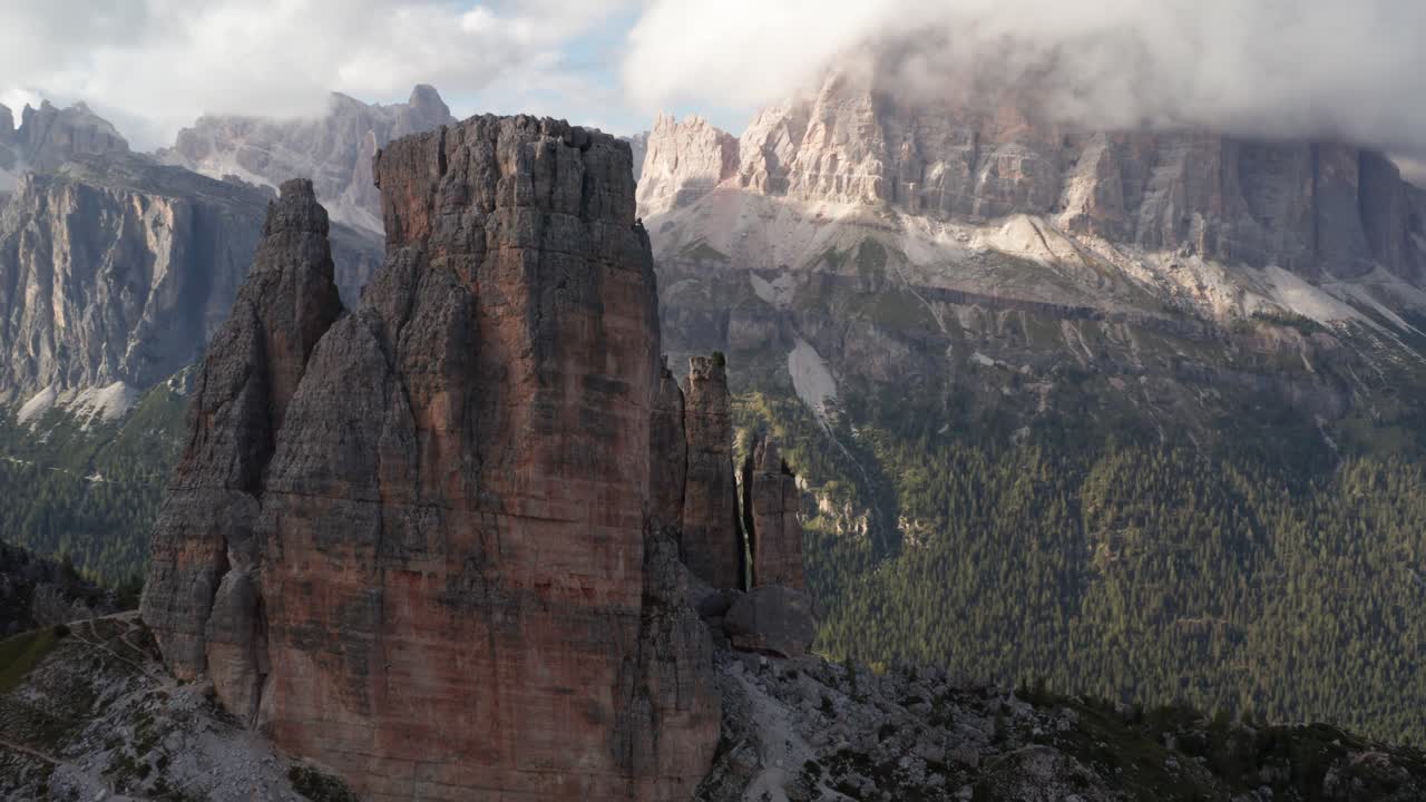 formación rocosa de montaña cinque torri en dolomitas, órbita aérea cercana