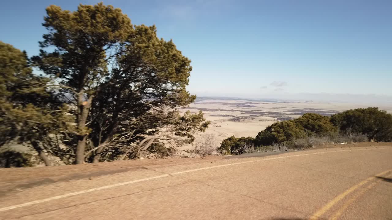 conducir por una carretera de montaña ventosa con impresionantes vistas en nuevo méxico
