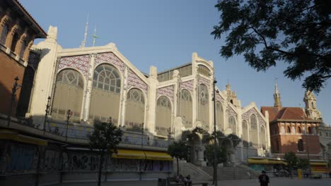 vordere außenseite des zentralen marktplatzes von valencia, spanien, frühsommermorgen