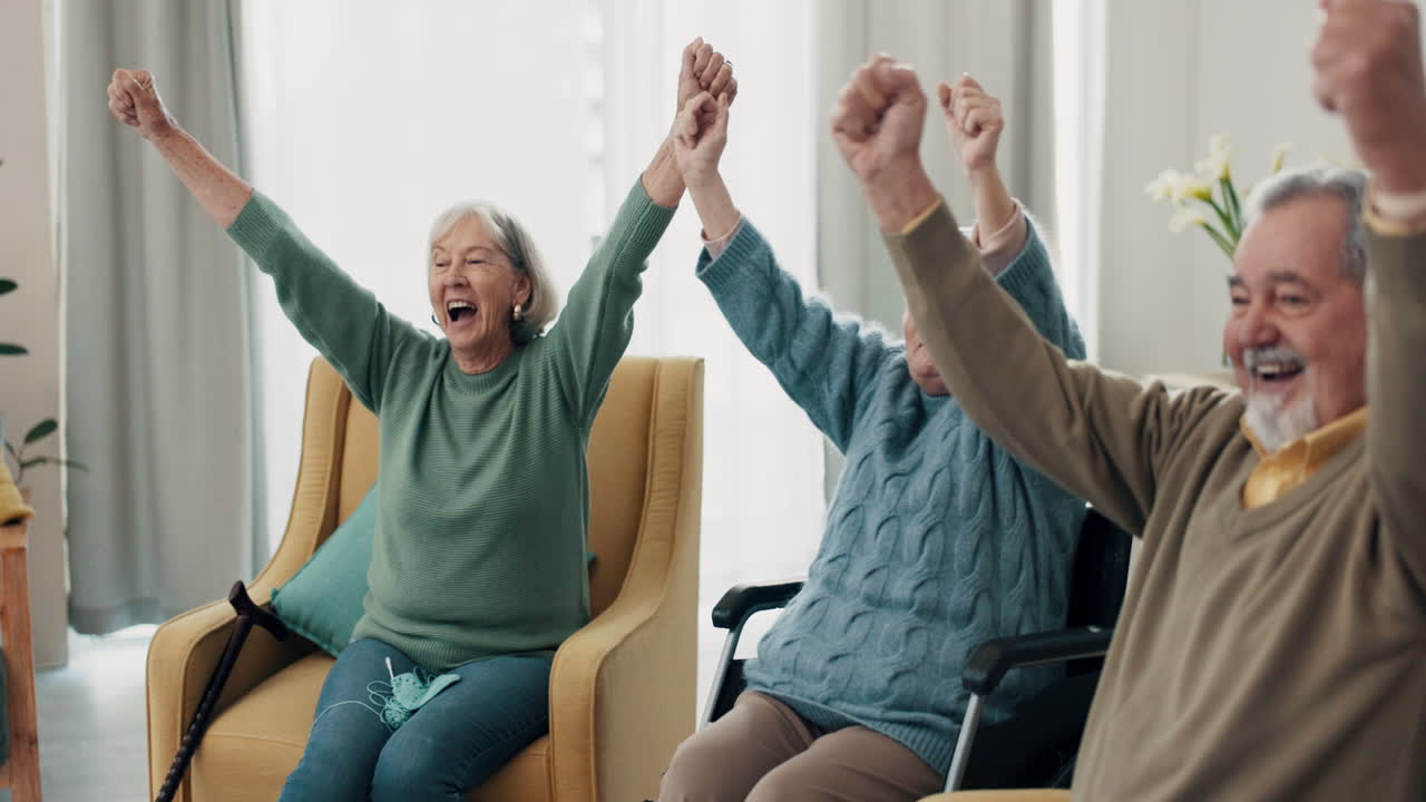 노인 친구 들, 집 에서 tv 를 보는 것